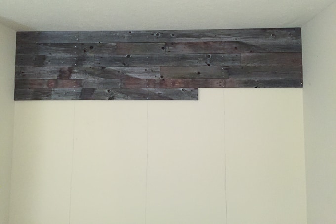 Check out this amazing pallet wall made with FREE pallet wood! I love the gray tones!
