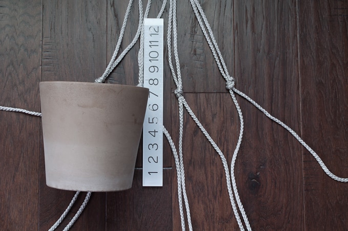 Really easy tutorial for making a cute macrame hanging planter! Click for the full tutorial! 