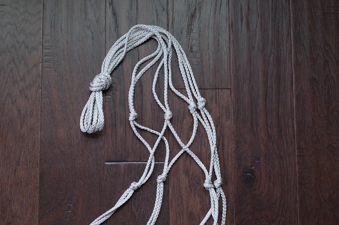 Really easy tutorial for making a cute macrame hanging planter! Click for the full tutorial! 