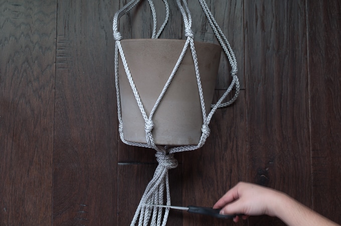 Really easy tutorial for making a cute macrame hanging planter! Click for the full tutorial! 