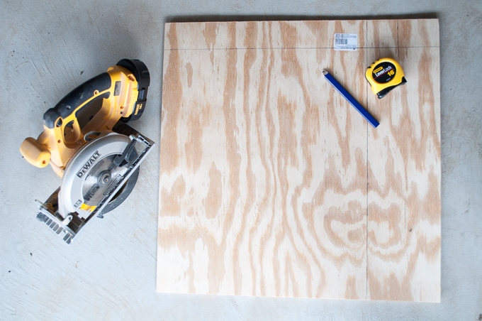 I love the look of wood and metal together! These DIY mixed material tables combine industrial and rustic design.