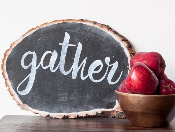 DIY tutorial for this pretty gather chalkboard wood slice sign. Easy way to create hand-lettered chalk designs.