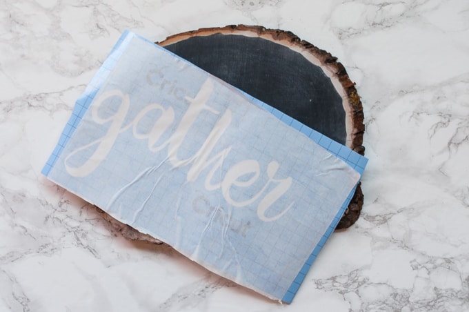 DIY tutorial for this pretty gather chalkboard wood slice sign. Easy way to create hand-lettered chalk designs.