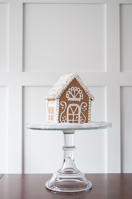 How to make a beautiful Christmas gingerbread house - the easy way. I love this all white wintry look. Great tips to learn how to create this pretty design.