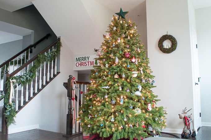 Modern meets Traditional Christmas Home Tour. This home mixes styles and creates a cozy Christmas living room with a beautiful real Christmas tree!