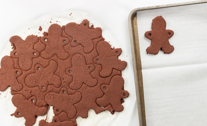 Gingerbread Men Cookie Garland - create this cute craft by making a cinnamon applesauce dough. These are adorable and make your house smell like Christmas cookies!