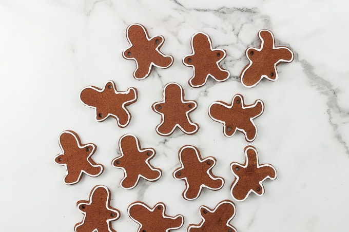 Gingerbread Men Cookie Garland - create this cute craft by making a cinnamon applesauce dough. These are adorable and make your house smell like Christmas cookies!