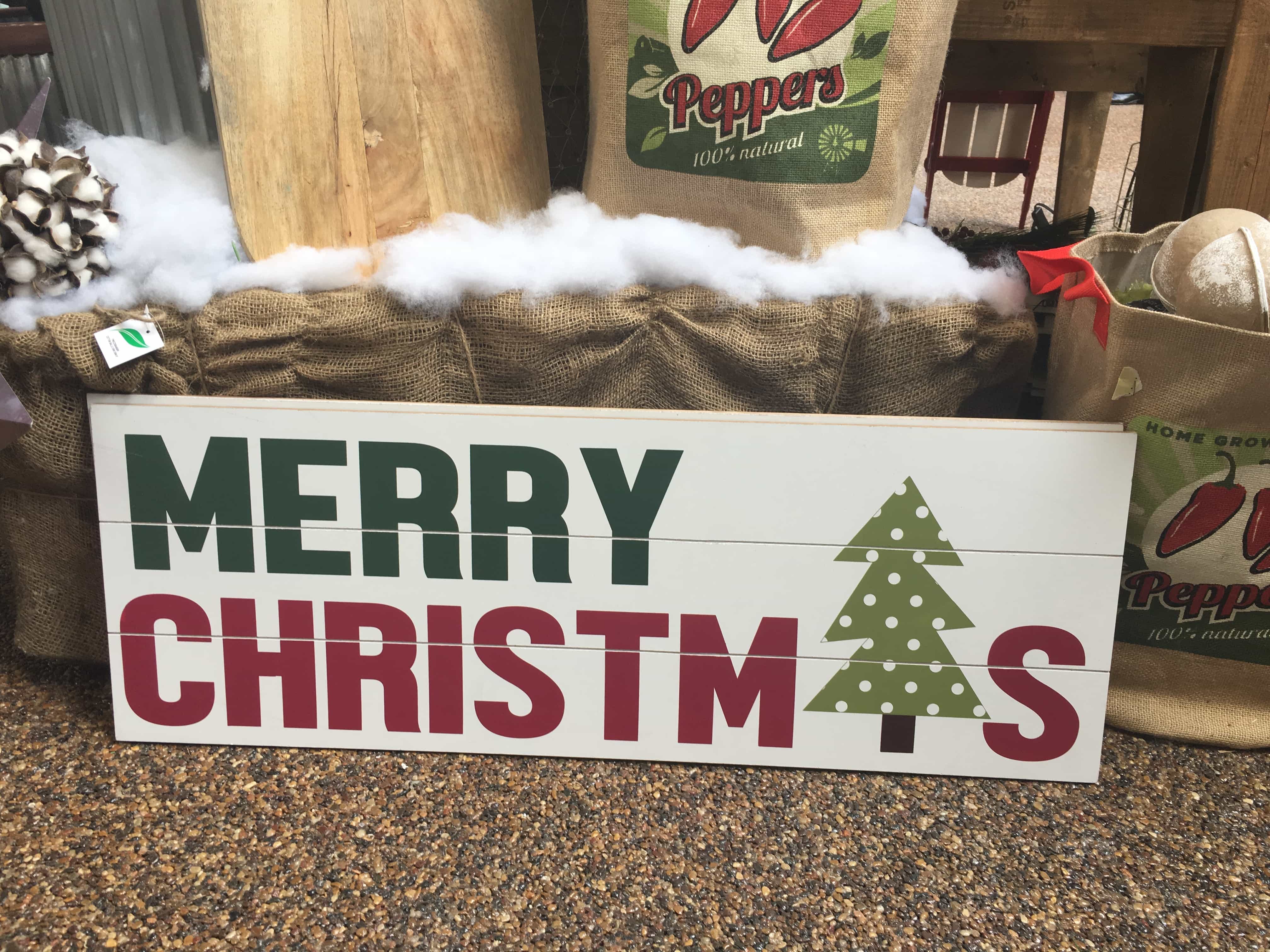 Tutorial for making a DIY Merry Christmas wooden sign. Such a great Christmas decoration craft! Make the stencil using your Cricut Explore!