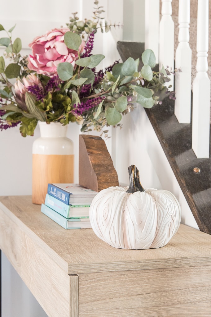 Simple and modern fall home tour. Get inspired to decorate your home for the autumn season by touring this fresh and bright home.