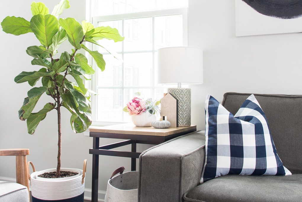 Simple and modern fall home tour. Get inspired to decorate your home for the autumn season by touring this fresh and bright home.