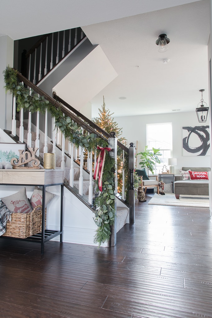 It's a Wonderful House Christmas Home Tour. A modern classic Christmas living room tour. A Beautiful Christmas tree and gorgeous garland deck out this space for the holiday season.
