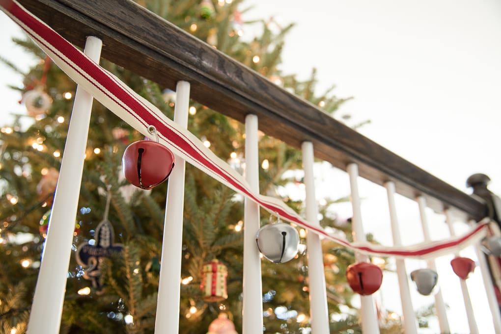 It's a Wonderful House Christmas Home Tour. A modern classic Christmas living room tour. A Beautiful Christmas tree and gorgeous garland deck out this space for the holiday season.