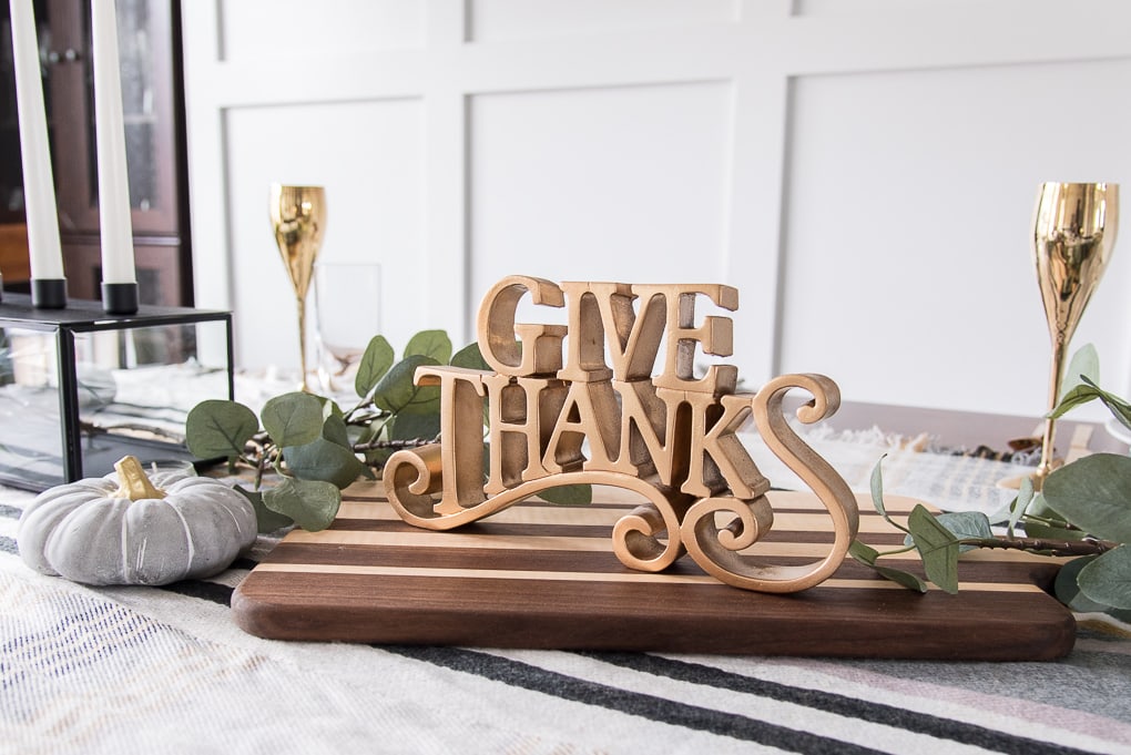 Create a beautiful and sophisticated modern classic Thanksgiving table. Bring in the colors, textures, and patterns of fall using simple and neutral pieces. Use agate slices for a unique place card idea.