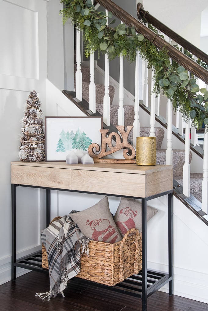 A simple Christmas dining room tour. Beautiful garland and festive modern classic decorations deck out this space for the holiday season.