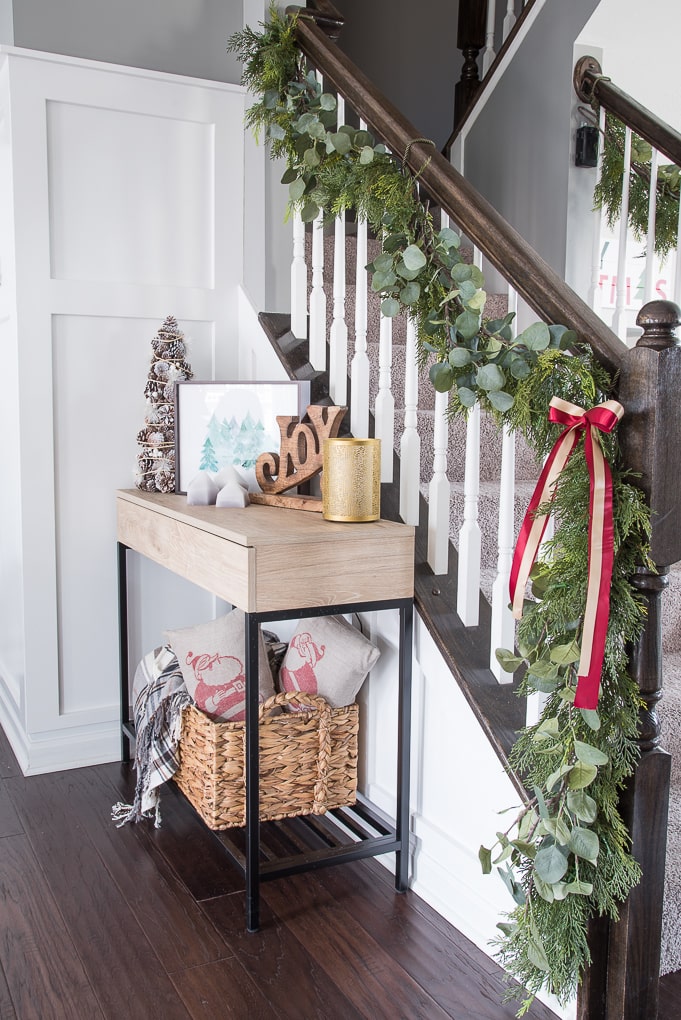 A simple Christmas dining room tour. Beautiful garland and festive modern classic decorations deck out this space for the holiday season.