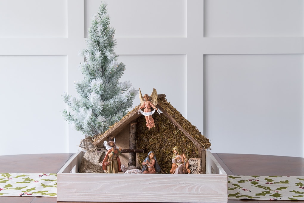 A simple Christmas dining room tour. Beautiful garland and festive modern classic decorations deck out this space for the holiday season.