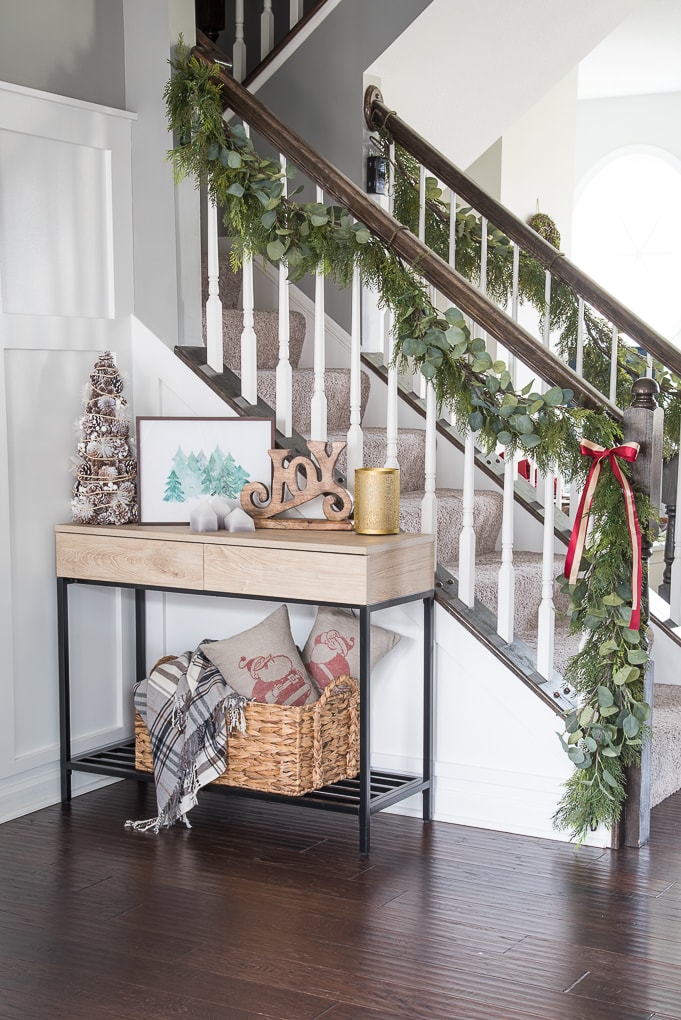 A simple Christmas dining room tour. Beautiful garland and festive modern classic decorations deck out this space for the holiday season.