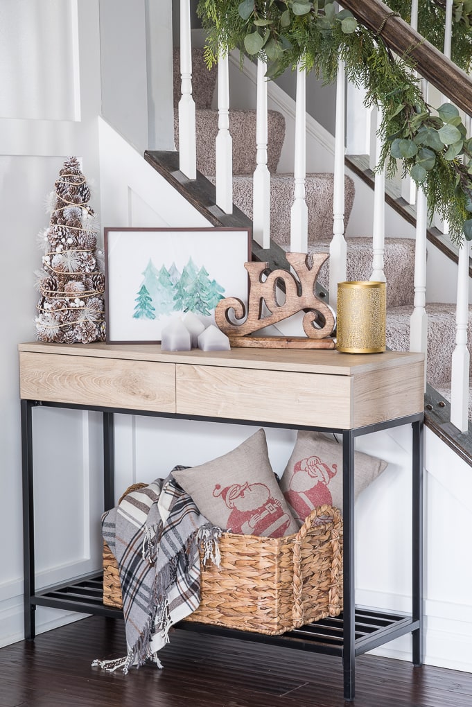 A simple Christmas dining room tour. Beautiful garland and festive modern classic decorations deck out this space for the holiday season.