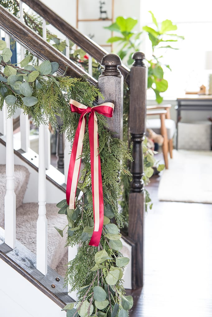 A simple Christmas dining room tour. Beautiful garland and festive modern classic decorations deck out this space for the holiday season.