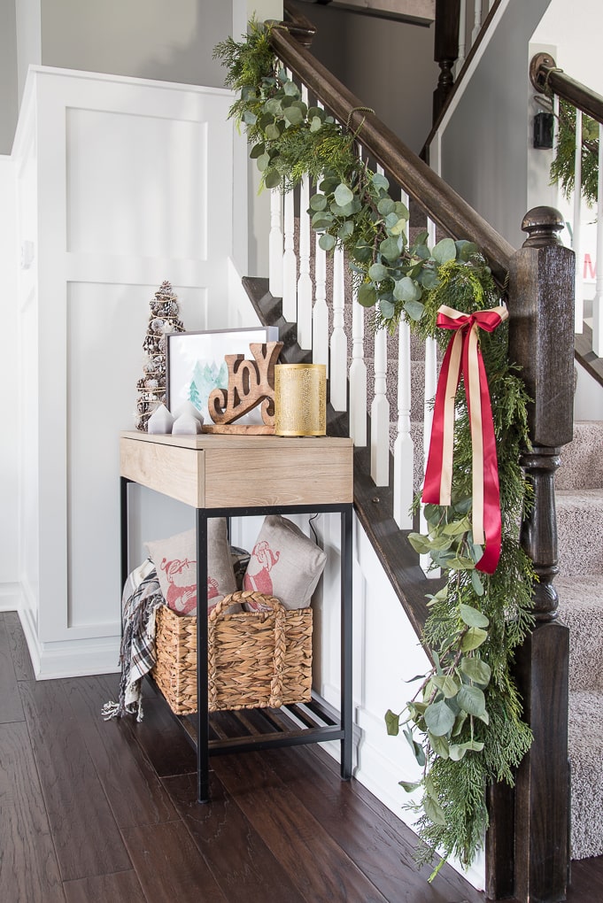 A simple Christmas dining room tour. Beautiful garland and festive modern classic decorations deck out this space for the holiday season.