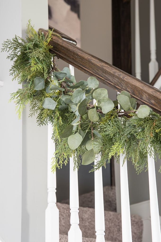 A simple Christmas dining room tour. Beautiful garland and festive modern classic decorations deck out this space for the holiday season.