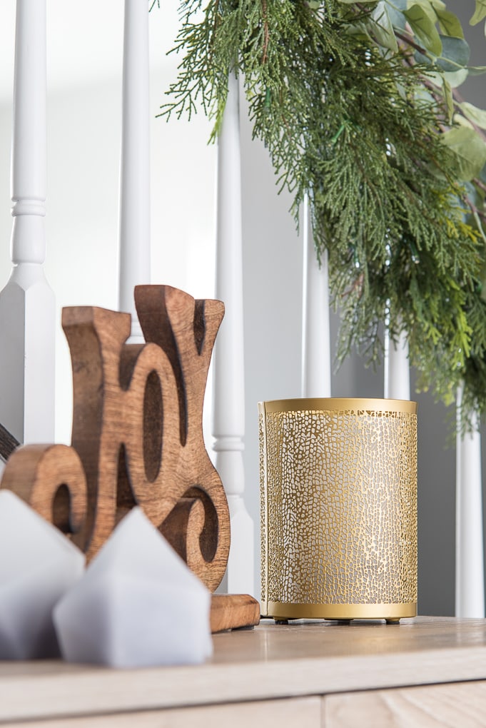 A simple Christmas dining room tour. Beautiful garland and festive modern classic decorations deck out this space for the holiday season.