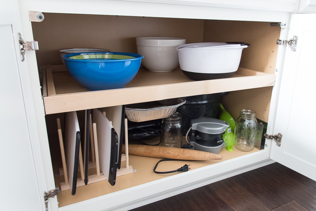 Organizing a kitchen involves sorting through what you have and getting rid of a lot of things. Here are 7 things that you need to get rid of when organizing your kitchen.