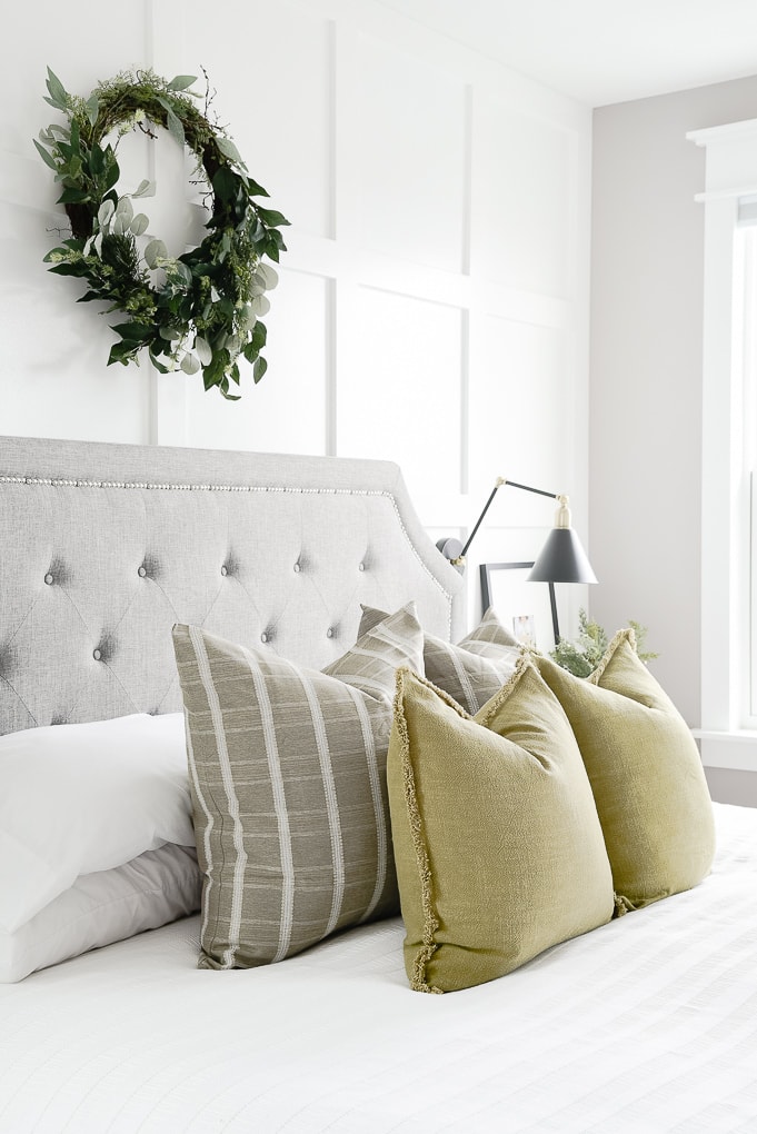 Modern and Natural Christmas Bedroom